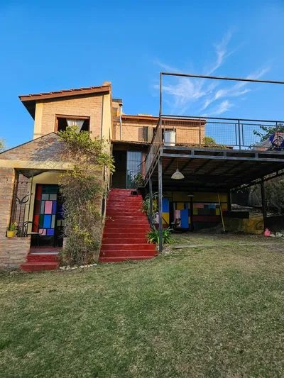 Hermosa casa en venta en San Antonio 3 dormitorios + 3 monoambientes. Pileta y gran parque - Cap. Bustos 295, Villa Carlos Paz