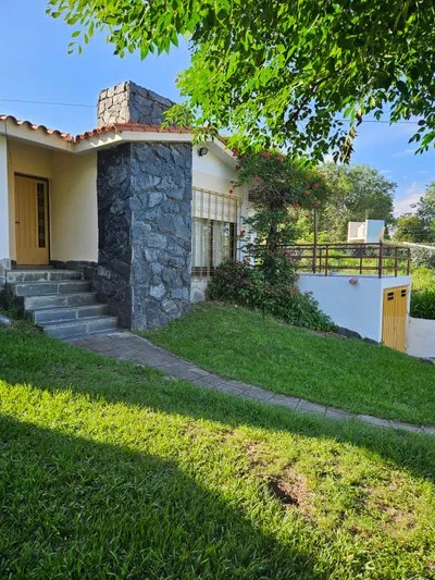 Casa en venta 3 dormitorios, con cochera, pileta y patio - Calle Gran Malvina 2471, Villa Carlos Paz